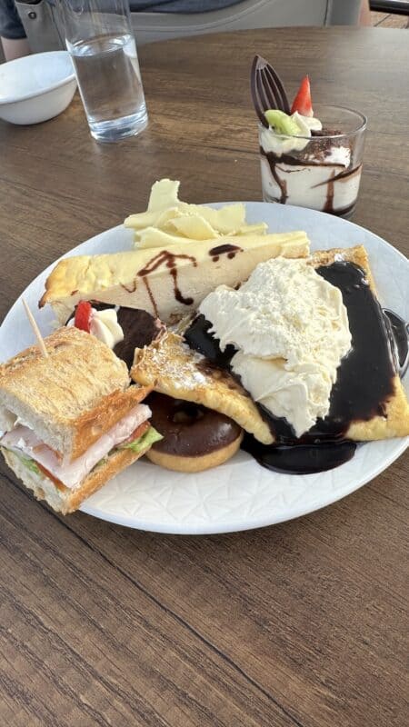Mein erster Teller vom High Tea: Fast von allem etwas