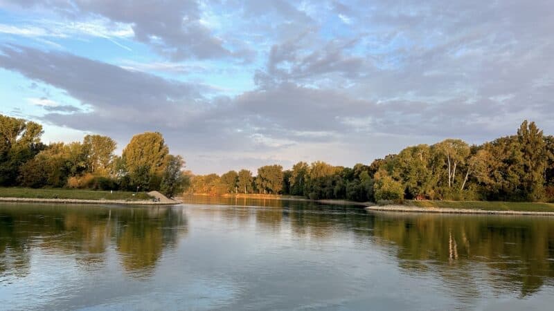 Kurz vor Speyer auf dem Rhein, die Sonne ist gerade aufgegangen