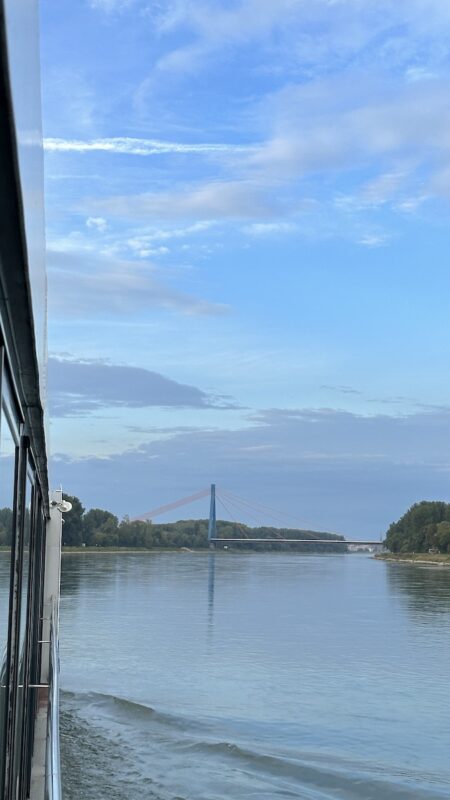 Da vorne an der Brücke werden wir in Speyer anlegen