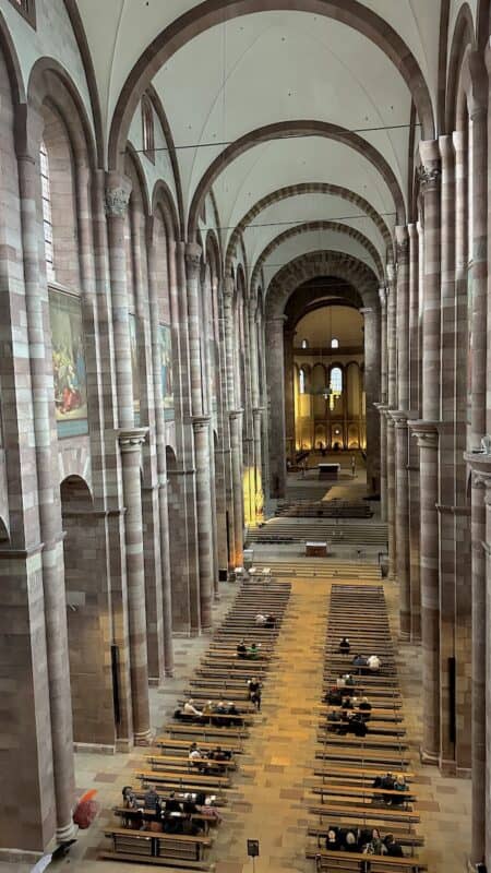 Blick vom Sängerbalkon in das Mittelschiff des Doms zu Speyer
