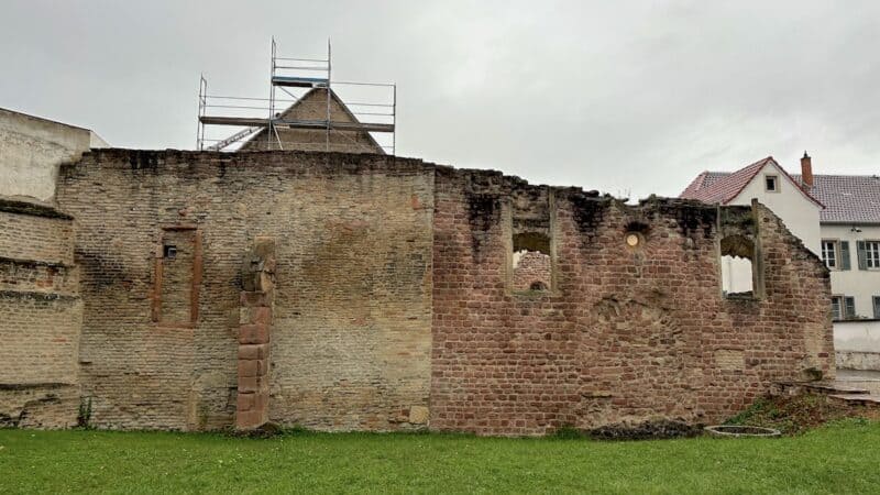 Letzte verbleibende Mauern der jüdischen Synagoge in Speyer