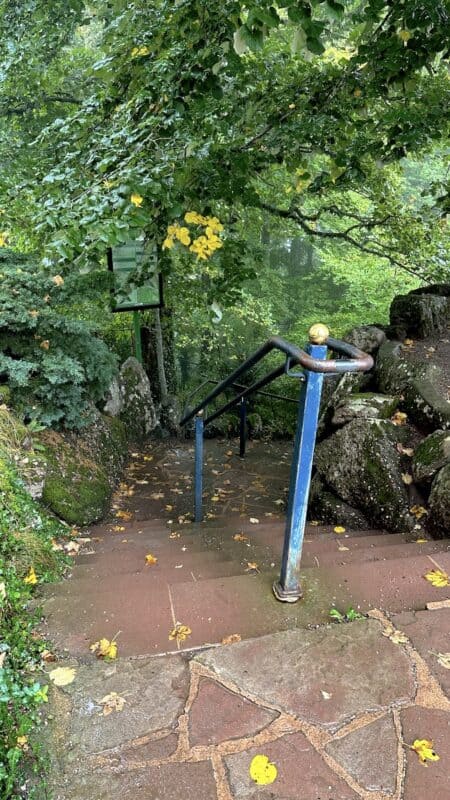 Pfad mit Treppen auf dem Weg zur Quelle
