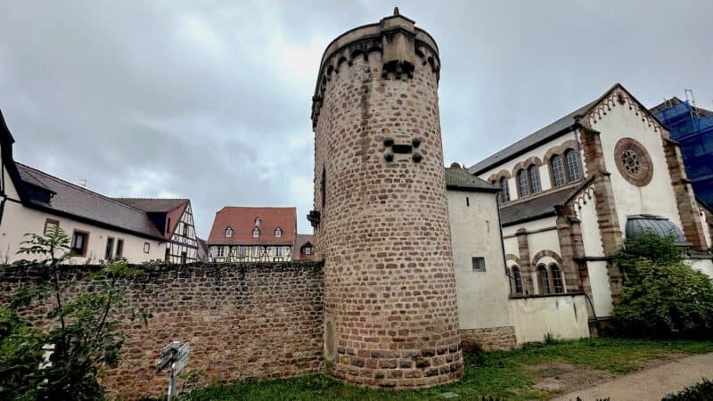 Turm an der alten Stadtbefestigung von Obernai neben der Synagoge