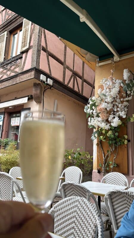 Ein sehr leckeres Glas Cremant im Café L'Entracte