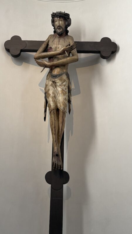 Jesus - in ungewohnter Darstellung am Kreuz