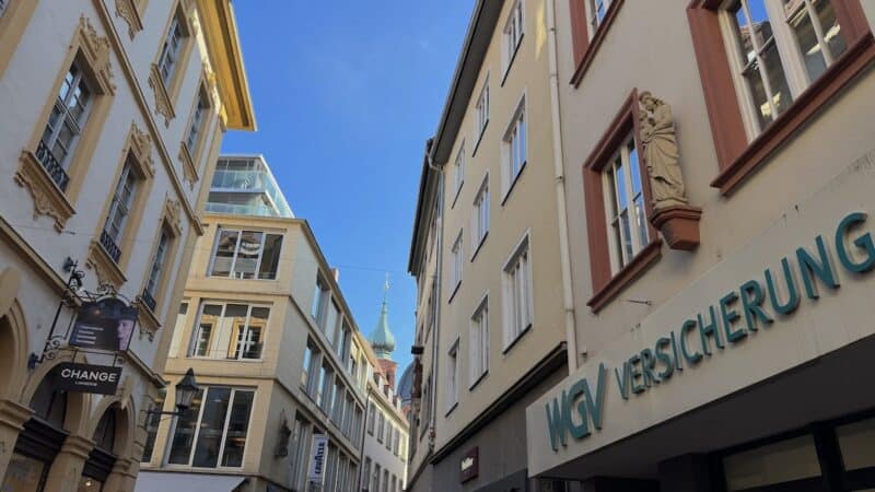 Ein Blick in die Schmalzgasse in Würzburg mit ihren zahlreichen Marienfiguren