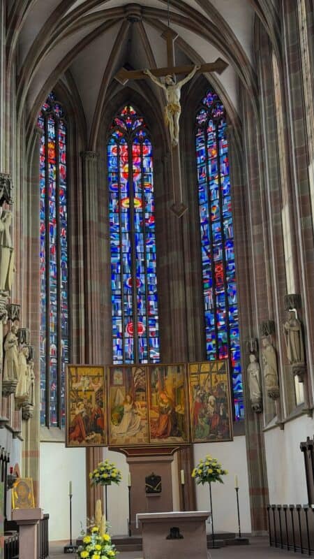 Altar und Kirchenfenster dahinter in der Marienkapelle Würzburg