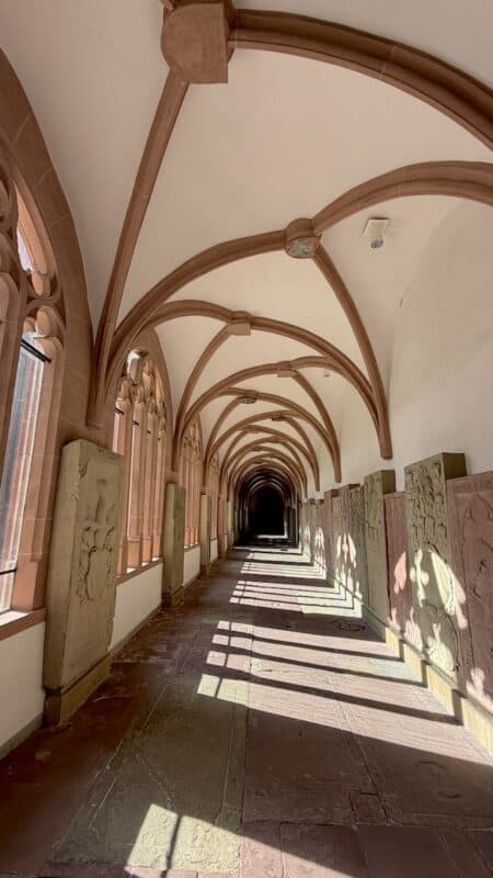 Kreuzgang im Würzburger Dom - über Grabplatten hinweg