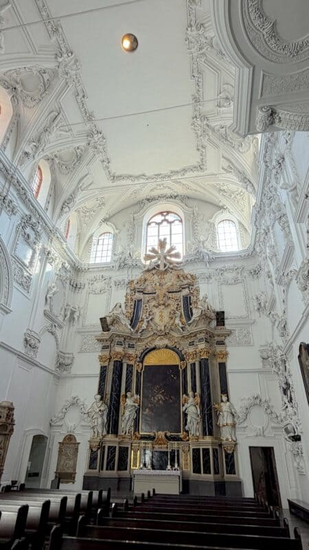 Einer der Seitenflügel im Würzburger Dom