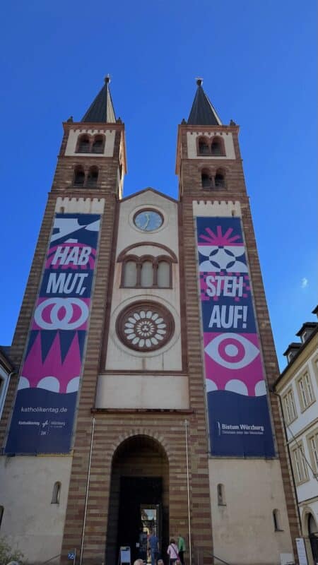Hauptportal des Würzburger Doms. Schön zu sehen, wie er von den Seiten her eingebaut ist