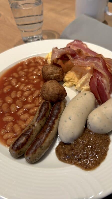 Weisswürste, süßer Senf, Mini-Frikadellen, Speck, Baked Beans und Nürnbergerle auf meinem Teller