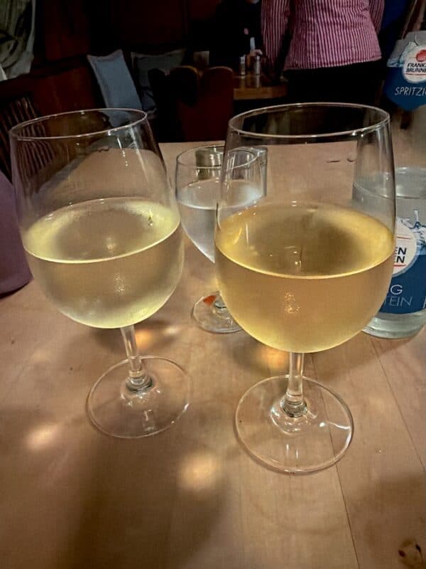 Unsere ersten zwei Gläser Wein im Halbleib Würzburg