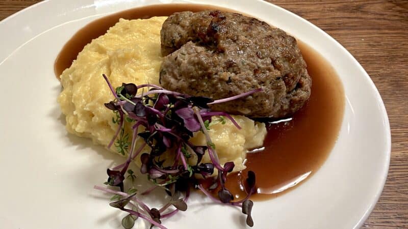 Kalbsfrikadelle mit Kartoffelpüree im Weinstuben Juliusspital Würzburg