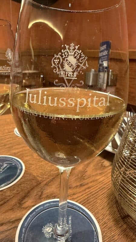 Weinglas mit Weißwein im Juliusspital Würzburg