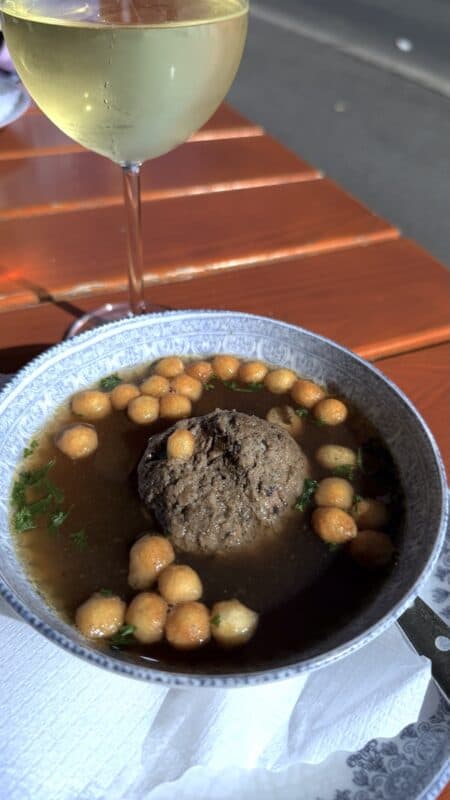 Leberknödelsuppe und ein Silvaner im Karthäuser