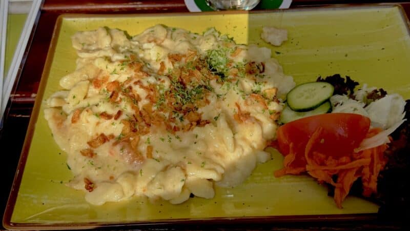 Kässpätzle mit dreierlei Käsesorten im Lämmle Würzburg