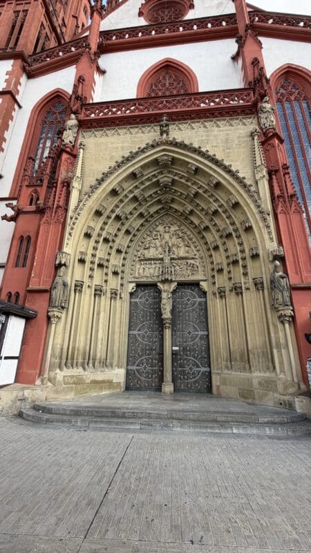 Eingangstor zur Marienkapelle Würzburg mit Adam und Eva