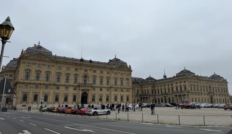 Residenzplatz und Residenz Würzburg mit parkenden Autos