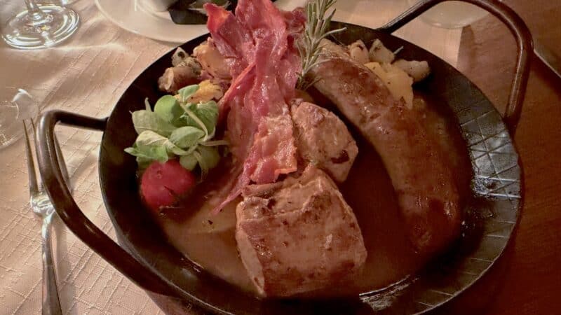 Stachel-Pfännle (Schweinefilet, Rostbratwurst, Speck und Bratkartoffeln (ohne Champignons)