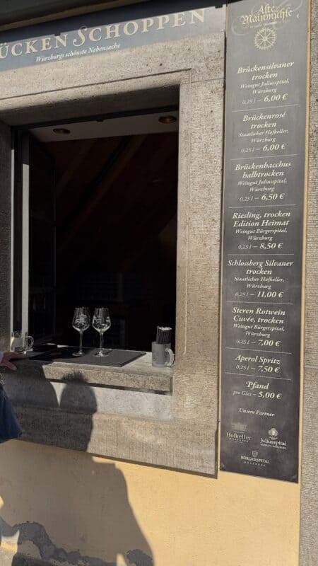 Weinpreise 2026 für den Brückenschoppen: zwischen 6 und 11,50 EUR, zzgl. 5 EUR Glaspfand (bar)