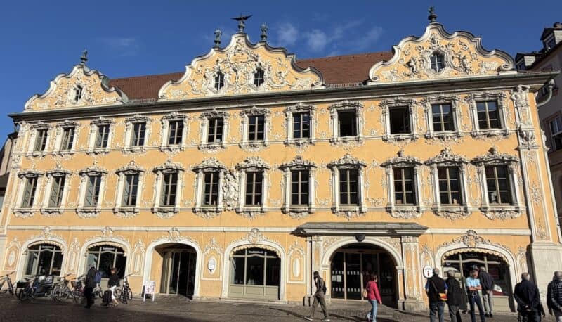 Das Falkenhaus Würzburg bei bestem Wetter mit blauen Himmel
